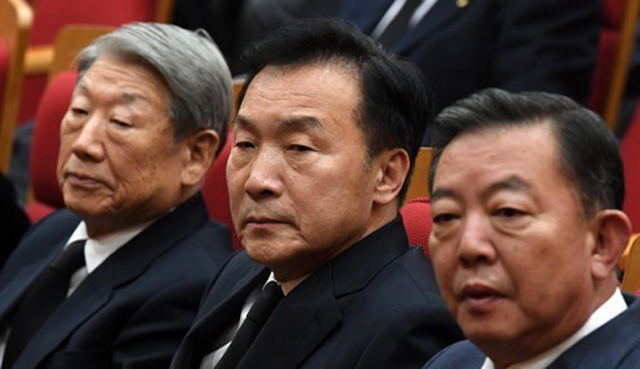 지난해 12월 고(故) 김우중 전 대우그룹 회장 영결식에 손학규 바른미래당 대표(가운데)와 함께 찬석한 이찬열 의원(오른쪽)