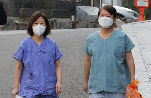 지난 9일, 대구에서 코로나19 의료봉사에 나서는 안철수 대표와 부인 김미경 교수