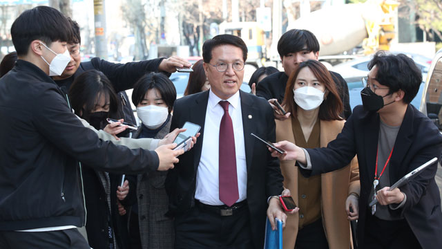 18일 서울 영등포 당사를 나서는 미래한국당 이종명, 정운천 최고위원