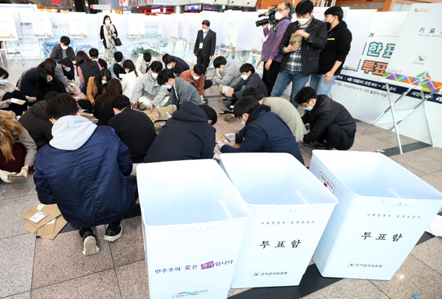 21대 총선 사전투표가 끝난 11일 서울역 사전투표소에서 관계자들이 투표용지를 분류하는 모습