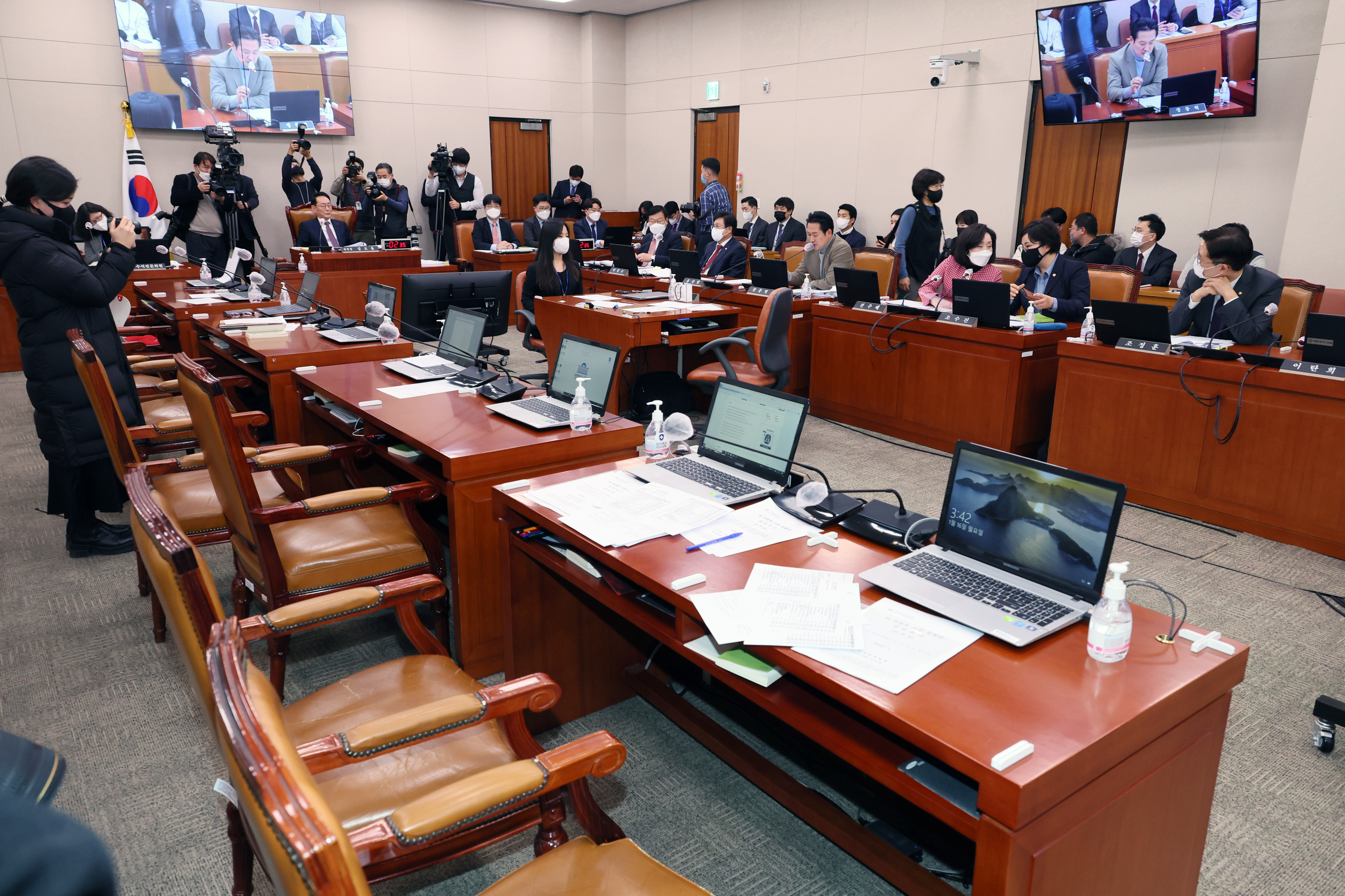 16일 국회 법제사법위원회 전체회의, 민주당 의원들은 집단 퇴장했다