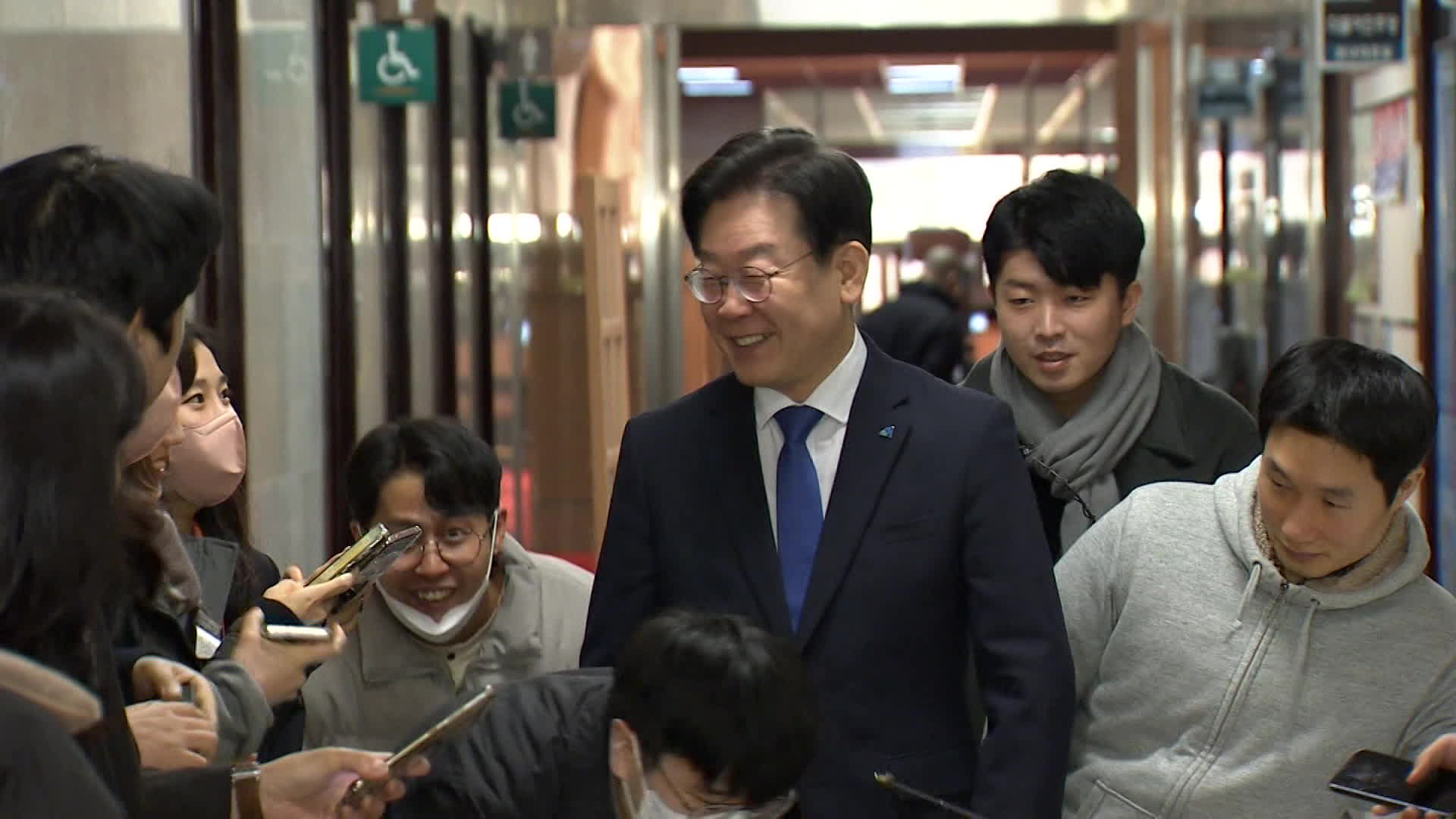 이재명 더불어민주당 대표가 1월 31일 국회에서 웃으며 기자들의 질문에 답하고 있다. 〈연합뉴스〉