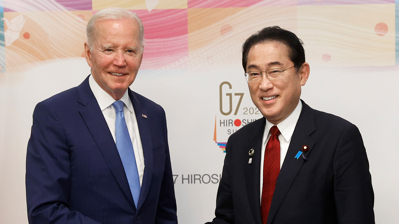 일본에서 열린 G7 정상회의에서 악수를 나누는 바이든 미 대통령과 기시다 일본 총리
