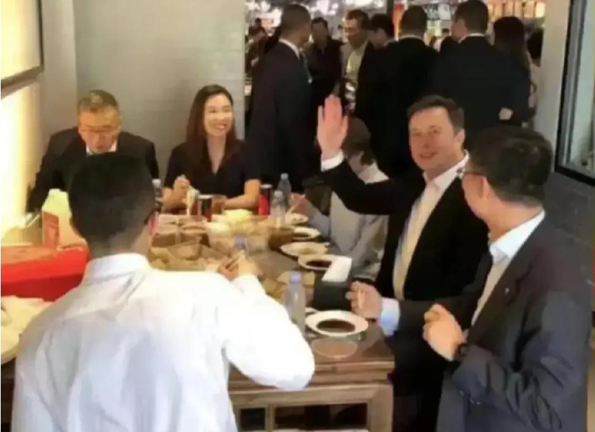 어제 촬영된 것으로 보이는 머스크. 중국인들과 어울려 저녁을 먹은 것으로 알려졌다. (출처: 바이두)