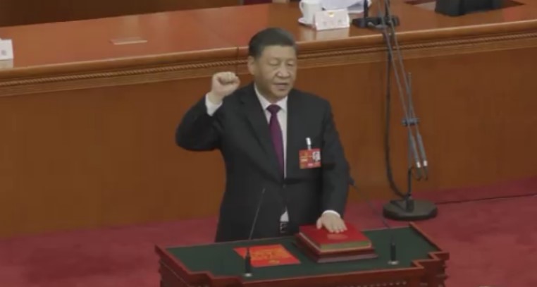시진핑 주석이 지난 3월 양회에서 주석으로 3연임에 성공한 뒤 선서를 하고 있다. (촬영: KBS 이창준 촬영기자)
