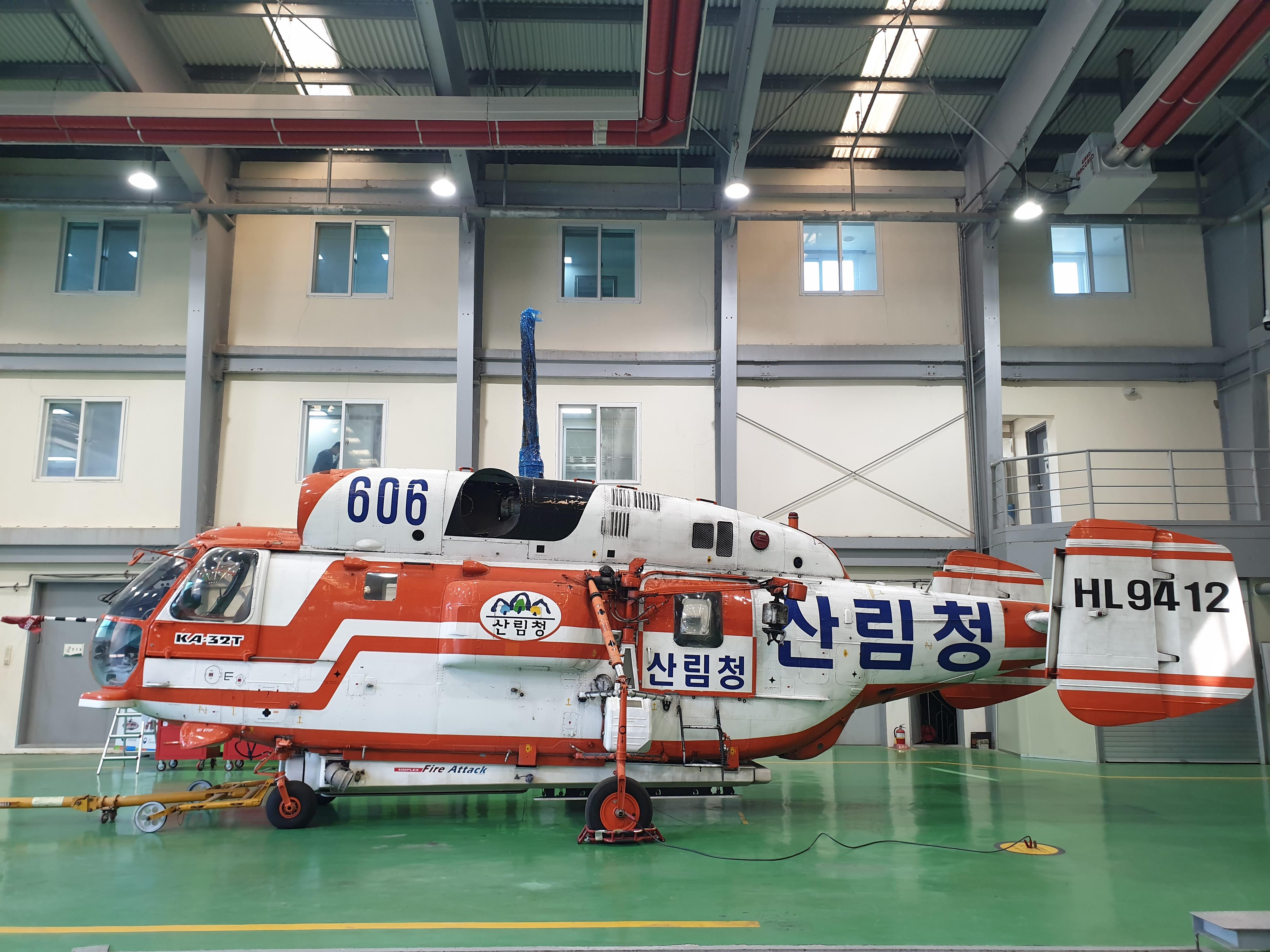 ‘10년 점검’을 못 받아 엔진과 날개 등을 떼어낸 헬기. 떼어낸 부품은 다른 헬기 정비 부품으로 사용되고 있다.(사진제공 : 더불어민주당 안호영 의원실)