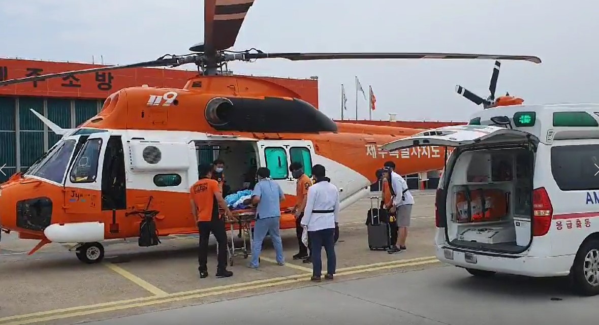 제주도소방안전본부가 운용하는 소방 헬기 ‘한라매’로 환자를 이송하는 모습(사진은 기사 내용과 관련이 없습니다.)