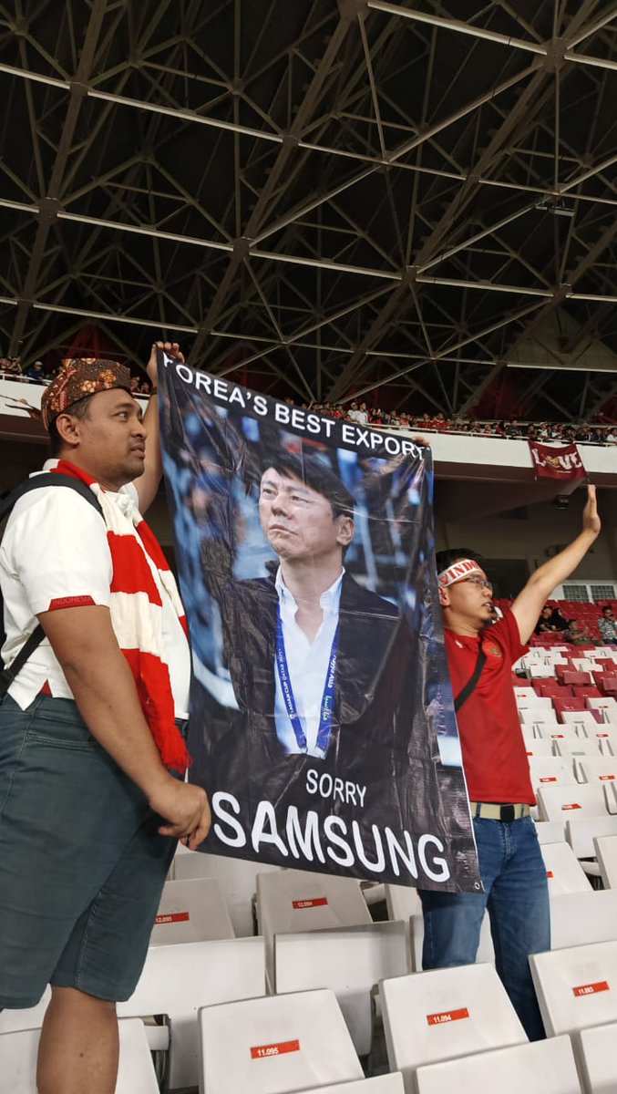 ‘인도네시아 최고의 수출품, 미안해요 삼성’이라는 응원 문구를 들고 있는 인도네시아 팬