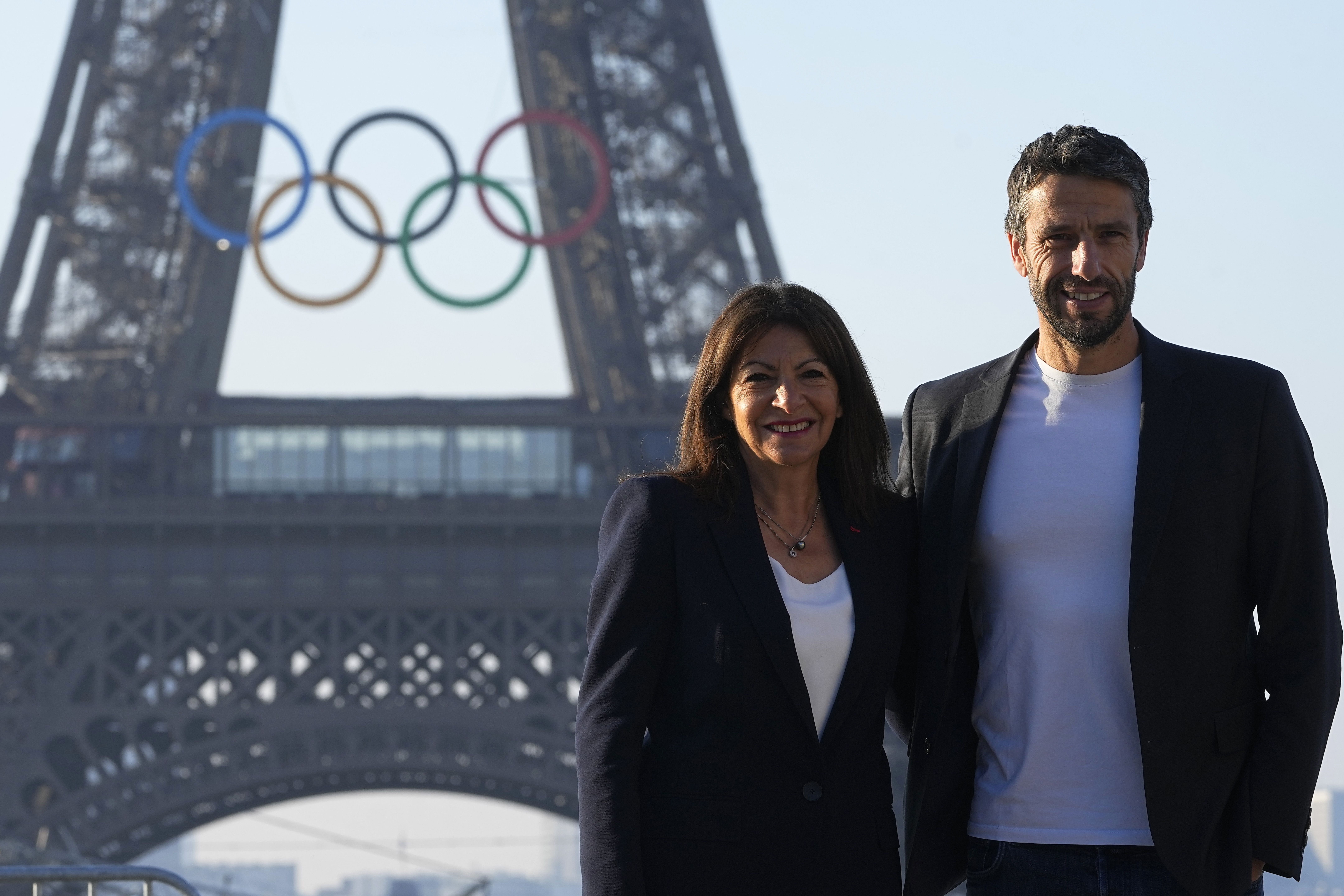 현지시각 7일 올림픽 오륜기가 걸린 파리 에펠탑 앞에서 포츠를 취하고 있는 안 이달고 파리 시장과 토니 에스탕게 2024 파리 올림픽 조직위원장.