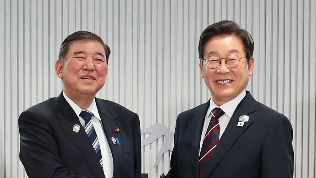 지난달 18일 G7 정상회의에서 만난 이재명 대통령과 이시바 시게루 일본 총리
