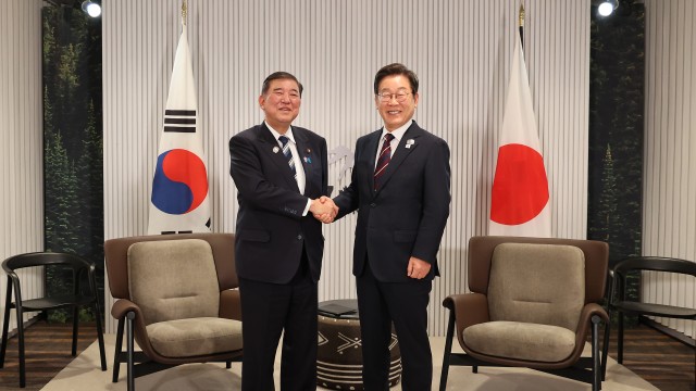 지난달 18일 G7 정상회의에서 만난 이재명 대통령과 이시바 시게루 일본 총리
