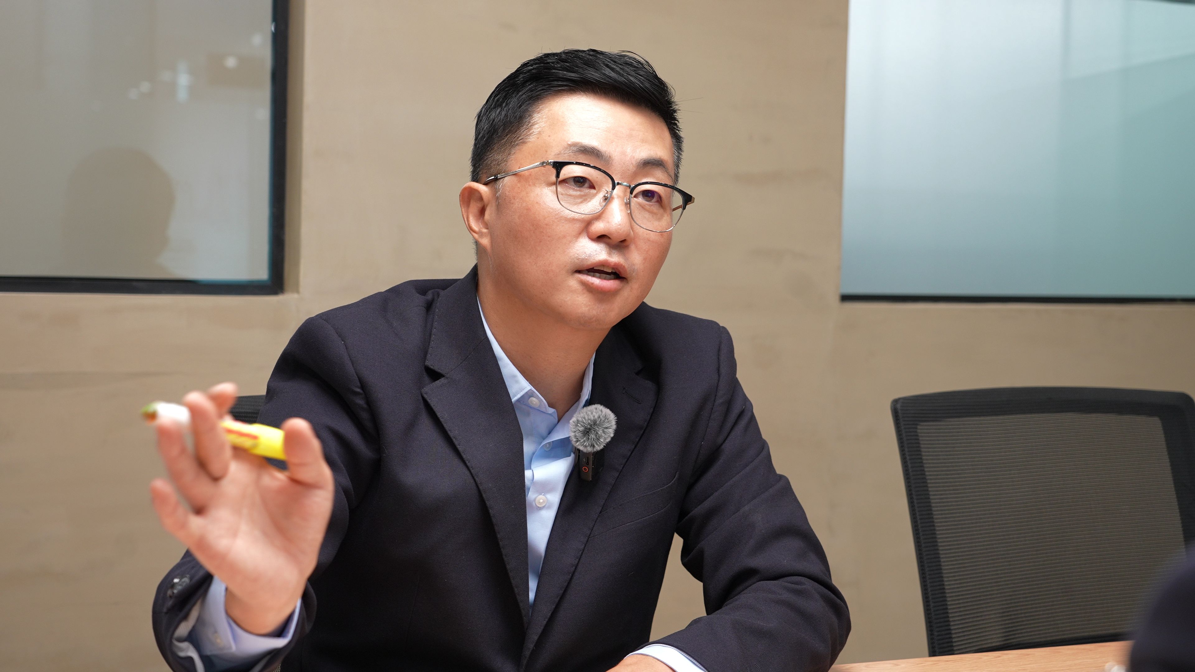 김예성 씨가 어제(11일) 베트남 호찌민 사무실에서 ‘집사 게이트 의혹’과 관련해 KBS와 인터뷰하고 있다.