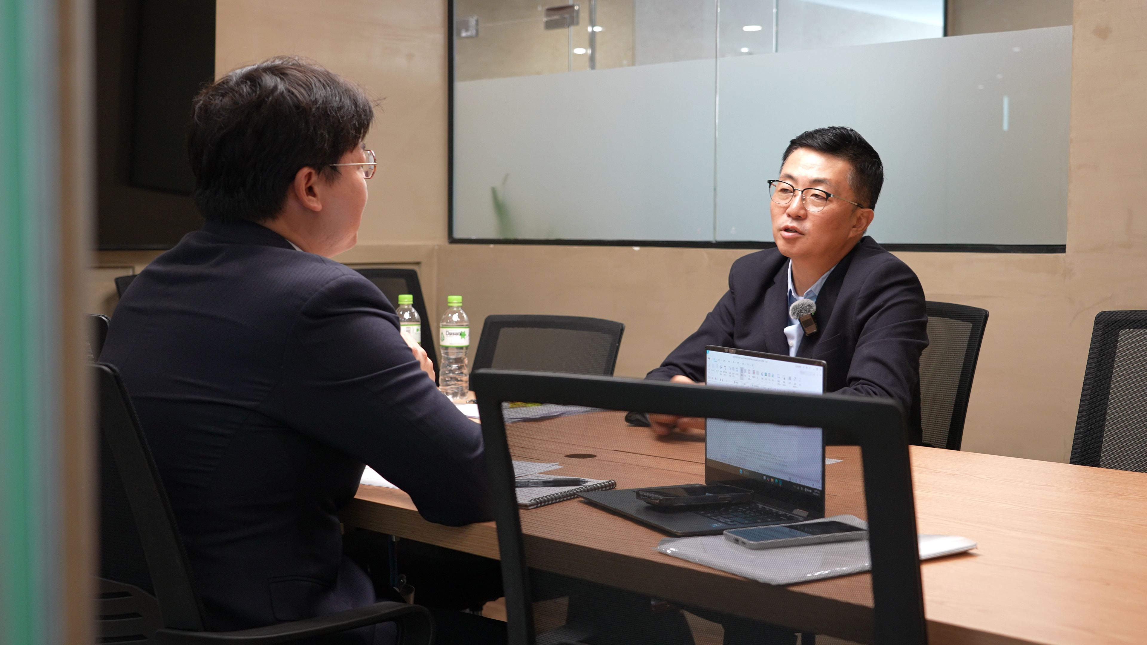 김예성 씨가 어제(11일) 베트남 호찌민 사무실에서 ‘집사 게이트 의혹’과 관련해 KBS와 인터뷰하고 있다.