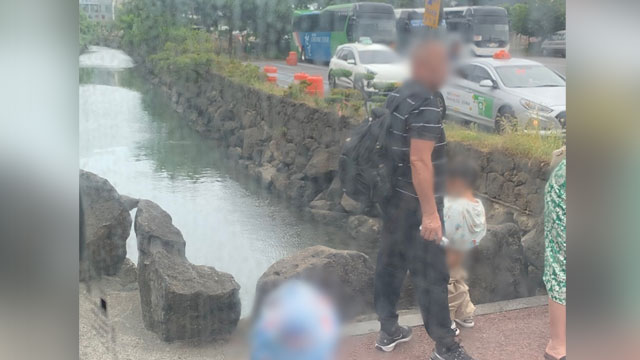 “버스 정류장에서 바지 내리고”…또 중국 관광객이? 기사 이미지