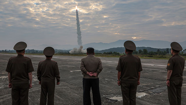 북한 “4.5톤 초대형 재래식<br> 탄두 장착 신형 미사일 시험발사 성공”