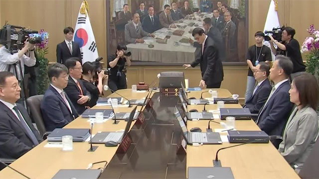 내수는 차갑고 가계빚은 불안…오늘 기준금리 내릴까