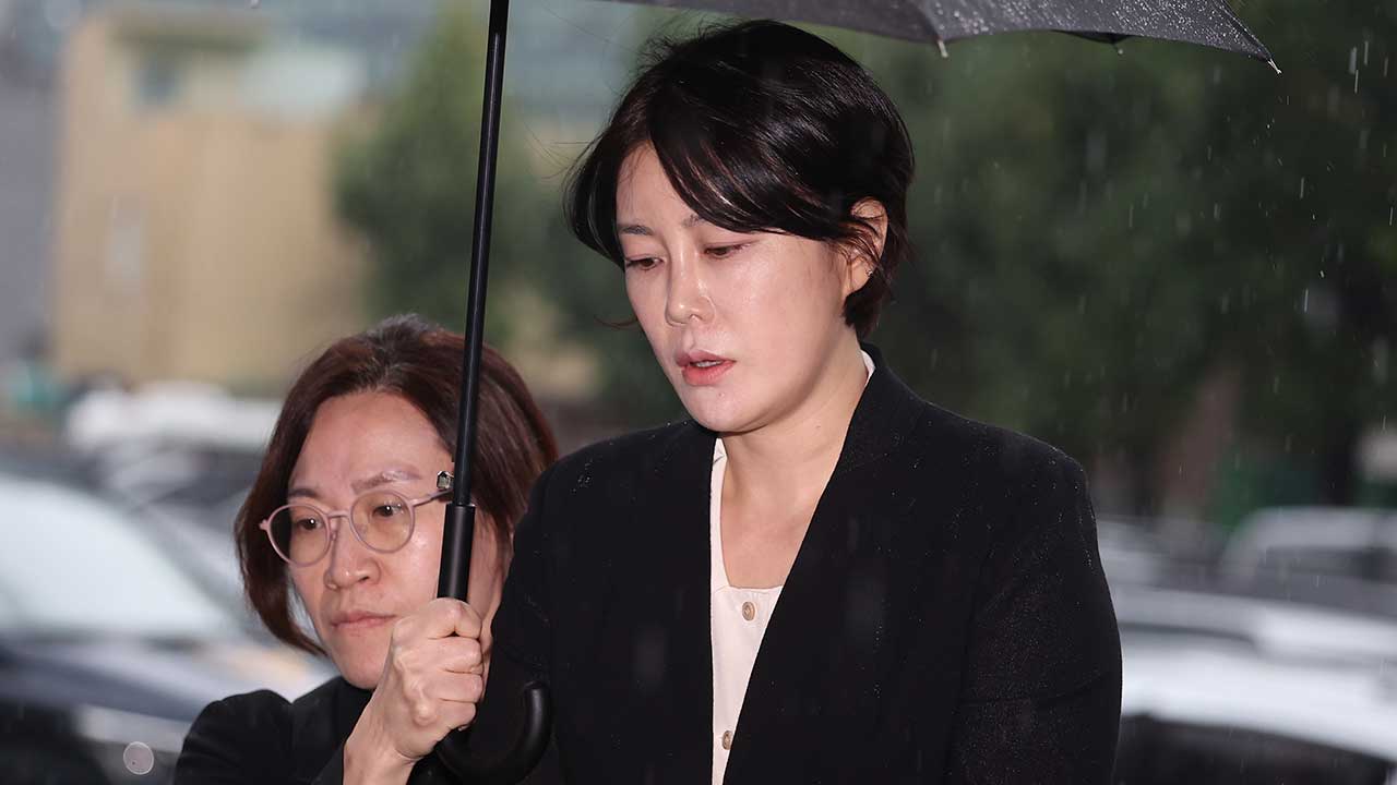 ‘음주운전’ 문다혜 경찰 출석…<br>“부끄럽고 죄송하다” 사죄