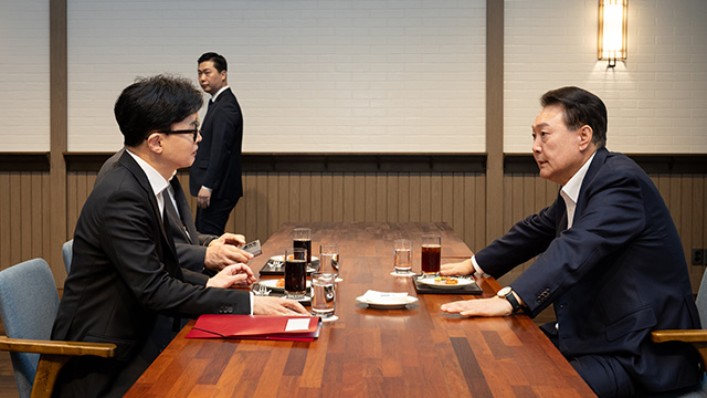 [단독] 한동훈 “김 여사 대외 활동 중단 등 요청”…<br>대통령 “이미 자제 중·인적쇄신은 의혹 확인돼야”