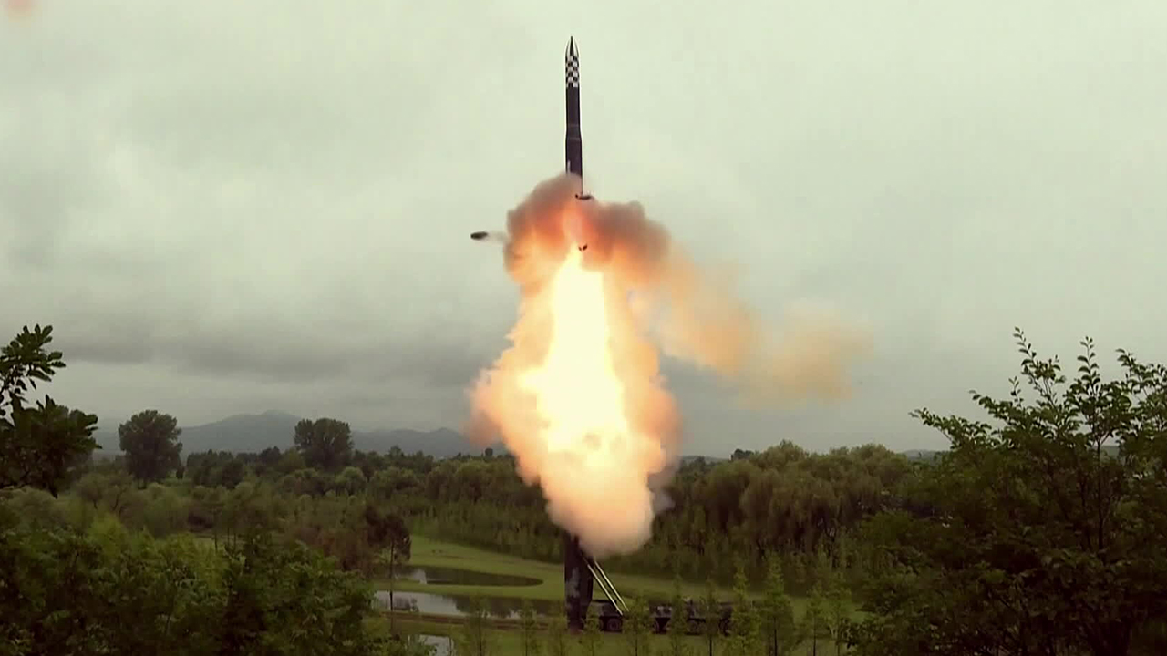 군 “북한, 신형 추정 ICBM 고각 발사”…북한도 신속 공개