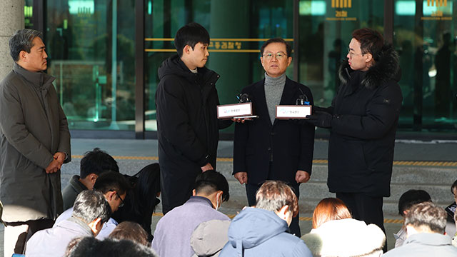 윤 측, 체포영장 이의신청 기각에 “대법원 재항고 검토”