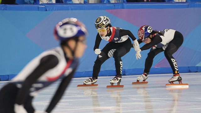 [속보] 한국 쇼트트랙, 혼성 2000m 계주 금메달<br>…대회 첫 금메달