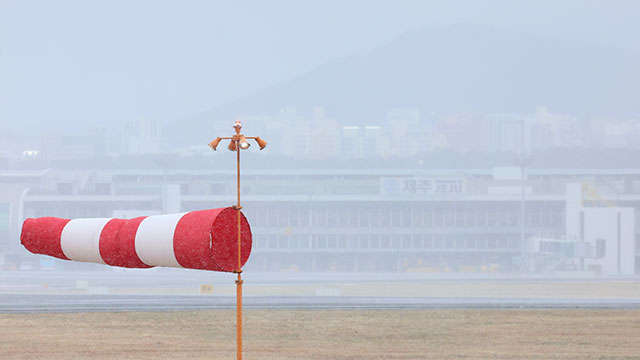 2만여 명 발 묶인 제주공항…하늘길 운항 재개