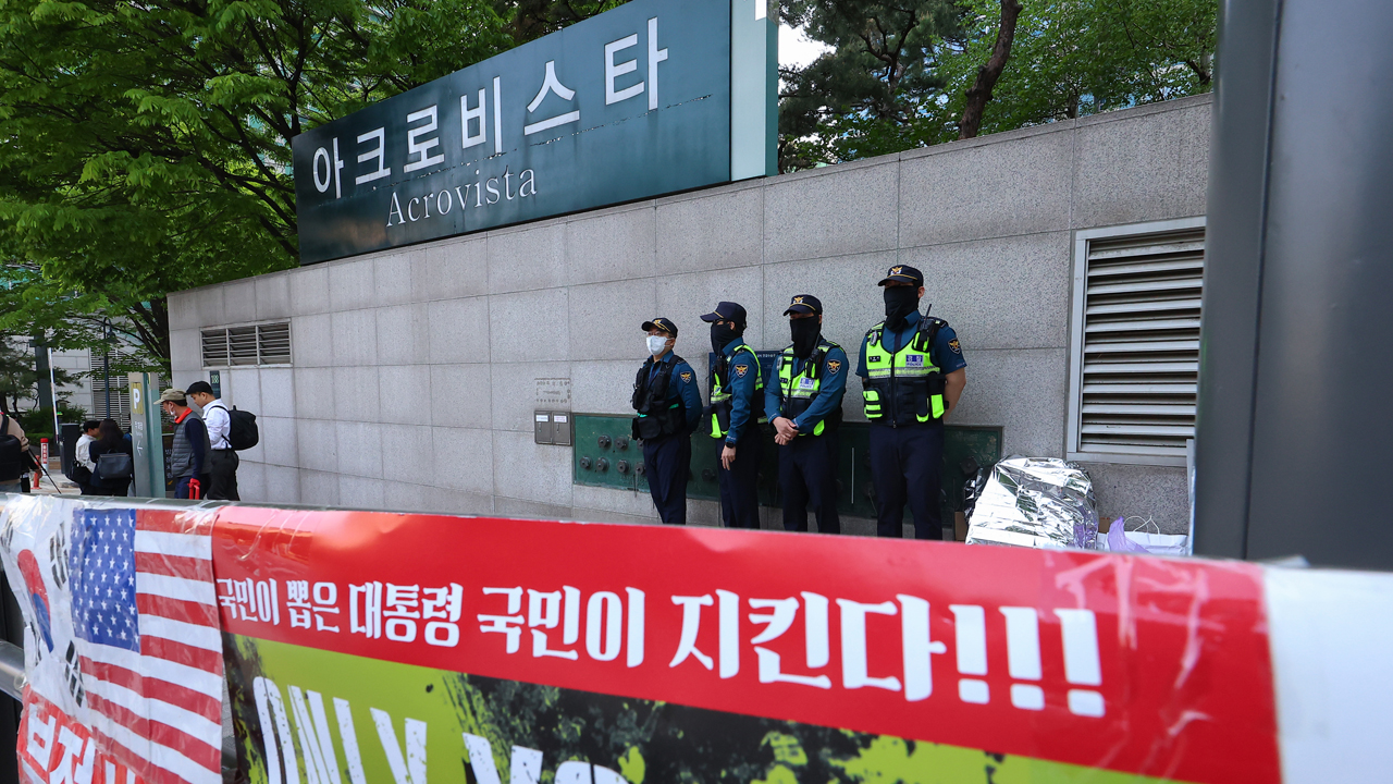 검찰, 윤 사저 전격 압수수색…<br>‘건진법사 청탁금지법 위반’