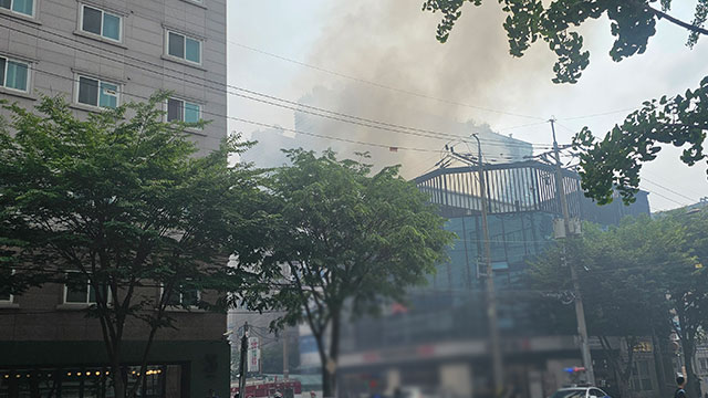 서울 영등포구 공장 화재…연기 퍼지며 시민 대피