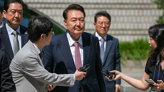 대선 이후 첫 포토라인 지난 윤 전 대통령…말 없이 6차 ‘내란 재판’ 출석