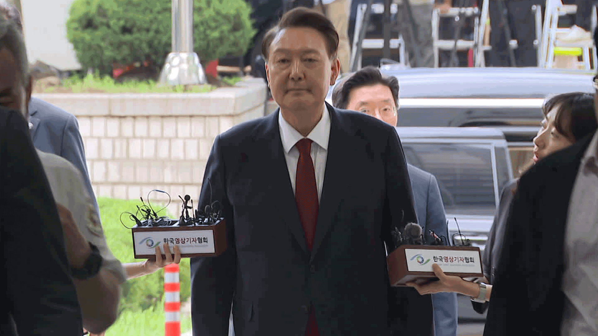 특검 “체포 집행할 것”…尹 측 “손대면 법적 조치”
