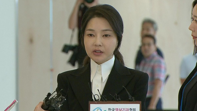 김건희, ‘첫 포토라인’ 지나며 “아무것도 아닌 사람이 심려 끼쳐 죄송”