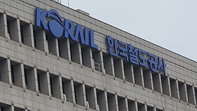 [속보] 경북 청도서 무궁화호 열차에 선로 작업자들<br> 치여…“2명 심정지·5명 중경상”