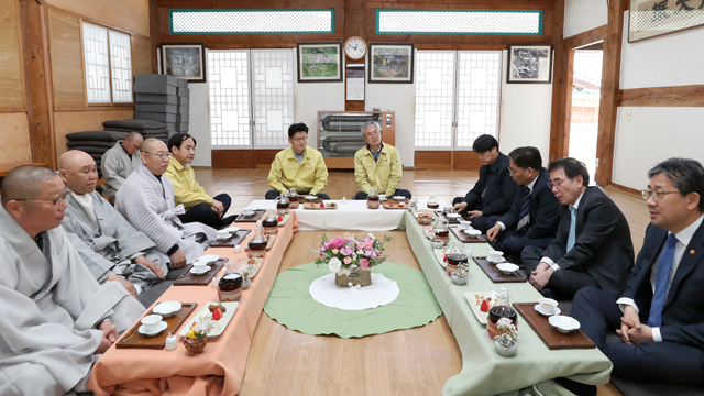 박양우 장관 “불교계 사회적 거리두기 지속 협조 요청”