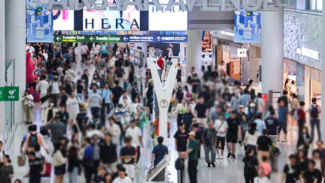 인천공항, 유명인 ‘승무원 전용’ 출입문 허용…“혼잡 대비 목적”