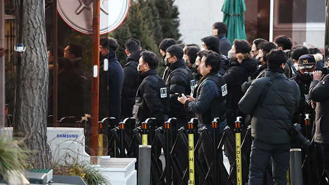 [속보] 공조본, 체포영장 집행 중 군부대와 한때 대치…관저 앞 경호처와 대치중