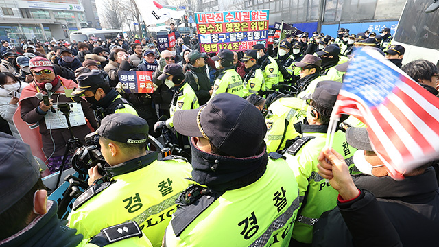 대통령실 행정관 ‘헌재 집결’ 문자에…야권 비판 “불복투쟁 도와”