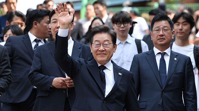 이재명, 신촌서 청년들과 사전투표 “내란 세력 엄중 심판해주시길”