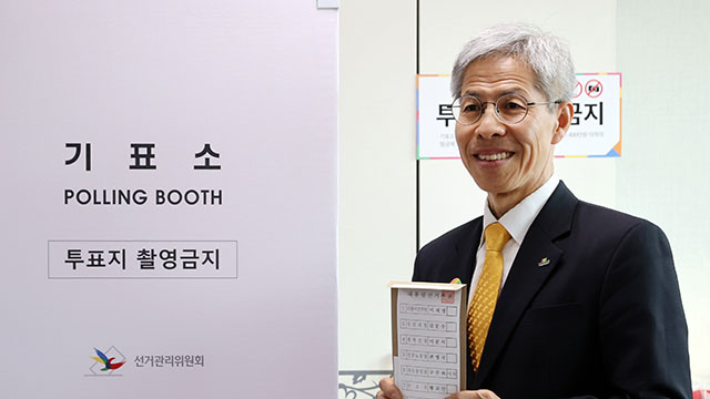 권영국 후보, 여수산단서 사전투표…“기후위기와 일자리 문제 대응”