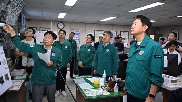 오세훈, 지하철역 안전시설·이동약자 ‘임시 기표소’ 점검