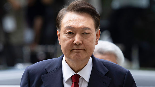 ‘재구속 기로’ 윤석열 출석에 법원 앞 지지자 집결…“영장 기각”