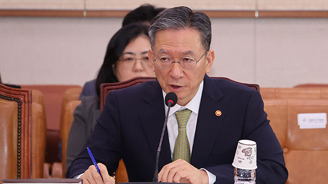법무장관 “윤, 영장집행 시작되자 수의 벗어…특검 나가자 재착용”